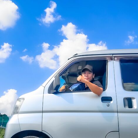 男性スタッフ車ガッツポーズ