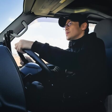 運転する男性