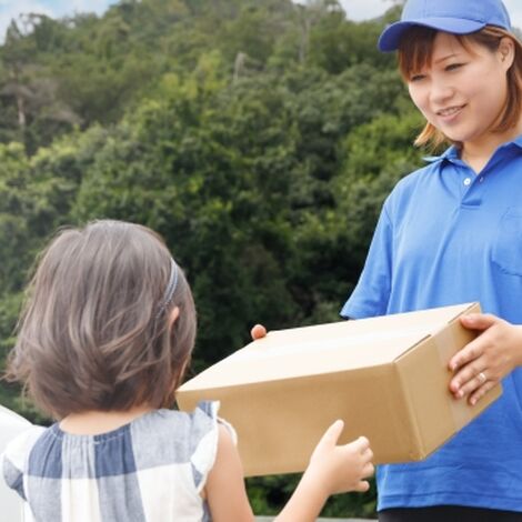 女性と子供受け取り場面