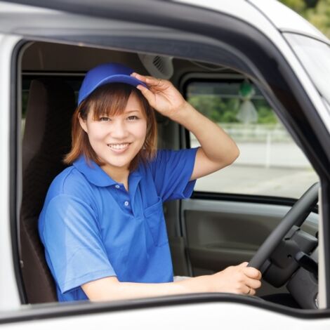 女性（笑顔）車の中
