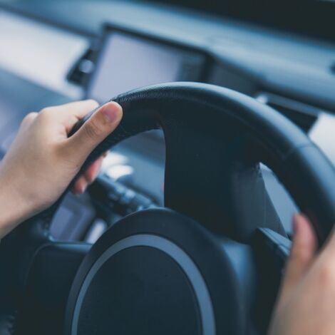 運転する手