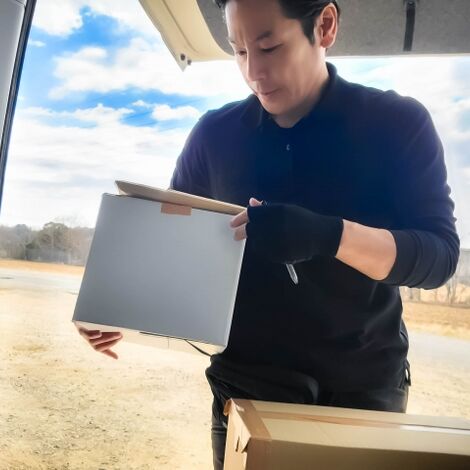 荷物を持つ男性