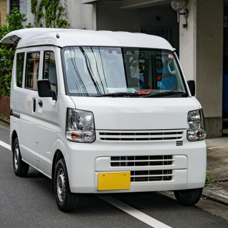配達中の軽バン